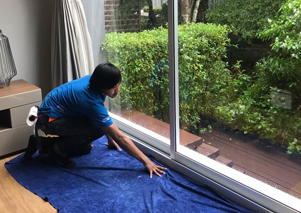 ปูผ้ารองพื้นก่อนติดฟิล์มอาคาร ฟิล์มคอนโด