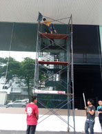 ตั้งนั่งร้านสำหรับติดฟิล์มอาคาร